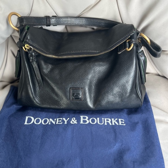 DOONEY & BOURKE BLACK LEATHER SHOULDER BAG WITH GREEN TUSSLES - Picture 2 of 10